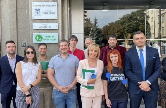 Лидерката на Изправи се България Мая Манолова вкара протежето си